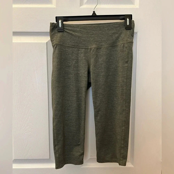 ! Athleta Striped Chaturanga Capri Tight Leggings size small - Picture 2 of 5